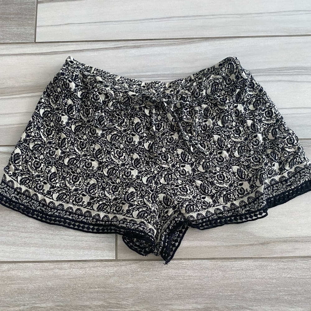 Lightweight patterned shorts